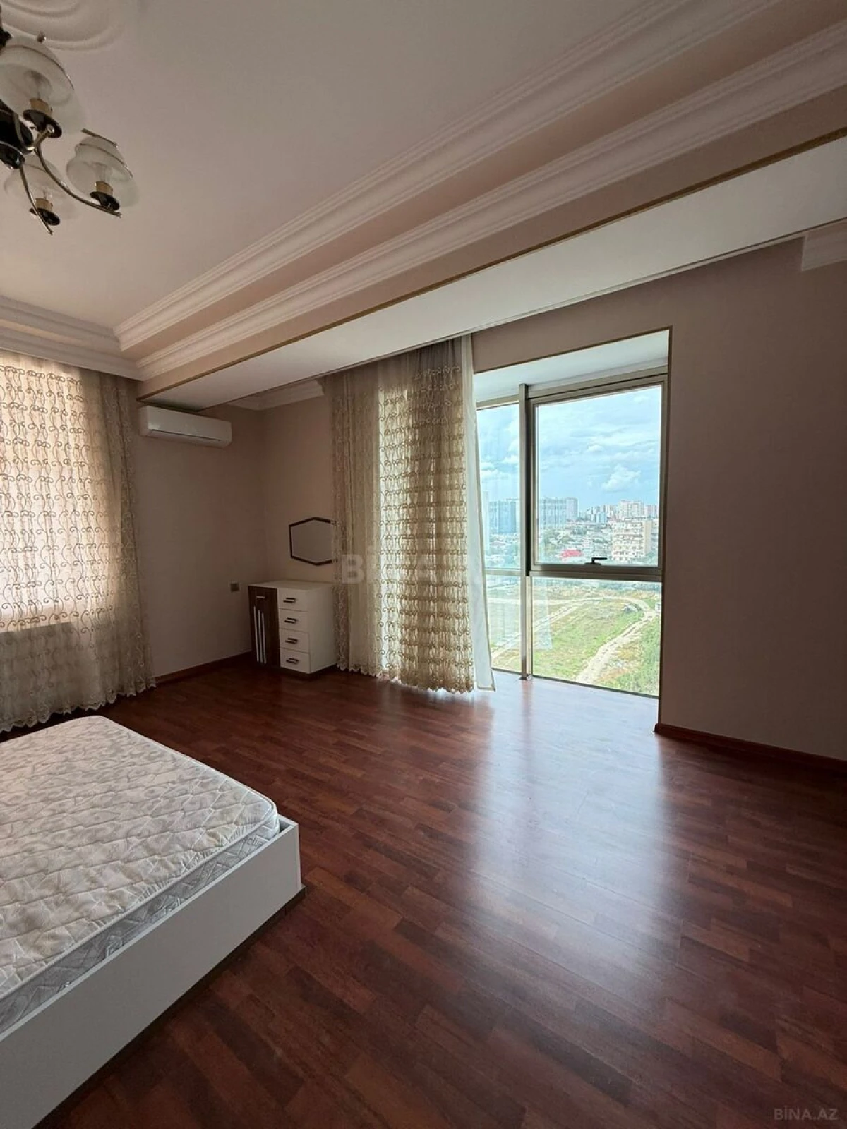 Kirayə verilir 3 otaqlı mənzil 130 m²