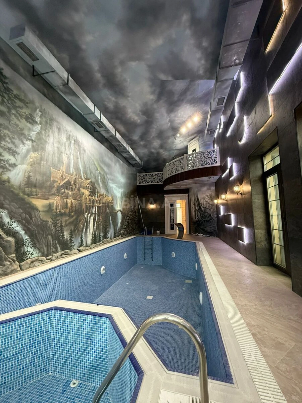 Satılır 10 otaqlı həyət evi 1000 m²