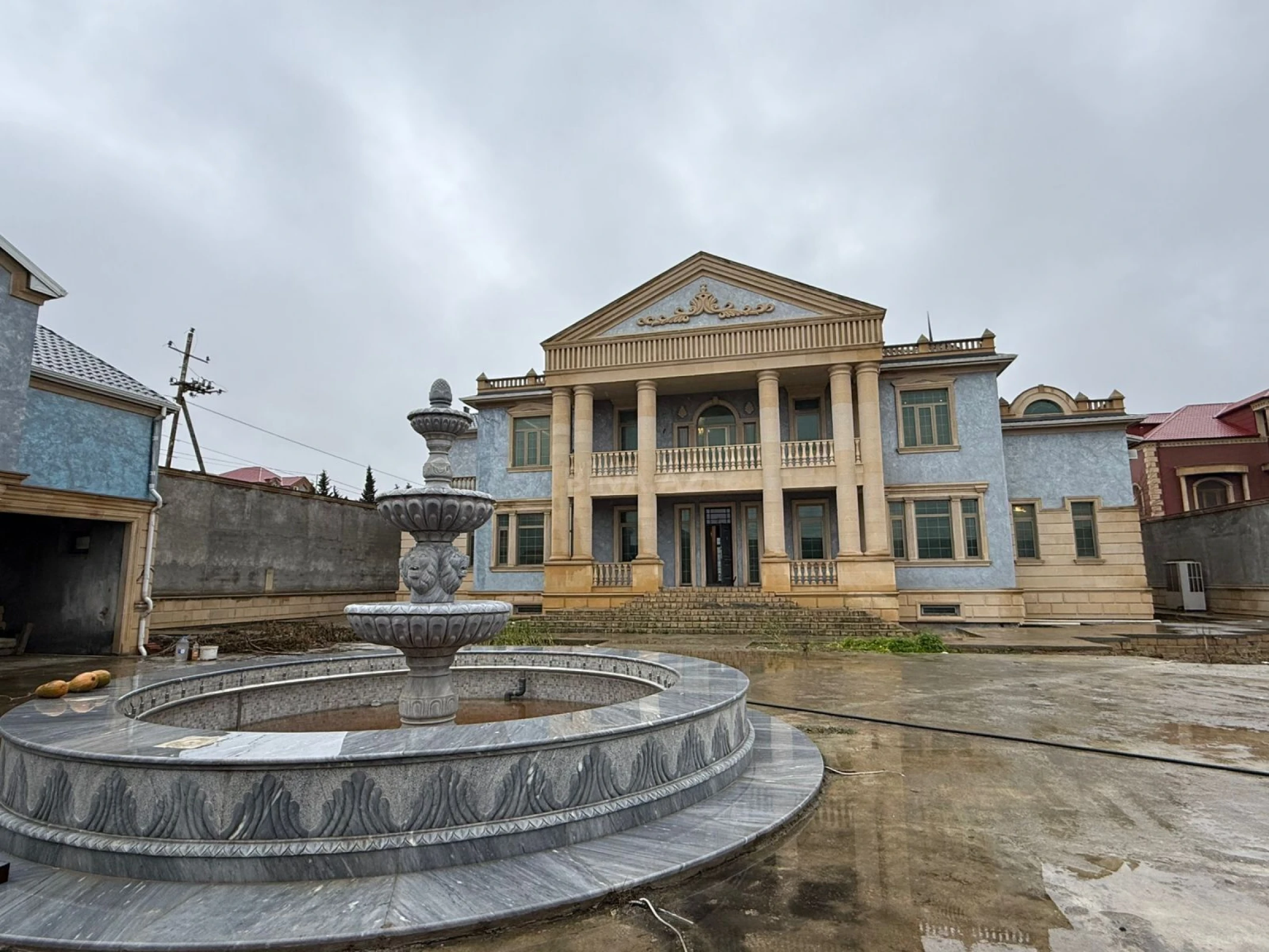 Satılır 10 otaqlı həyət evi 1000 m²