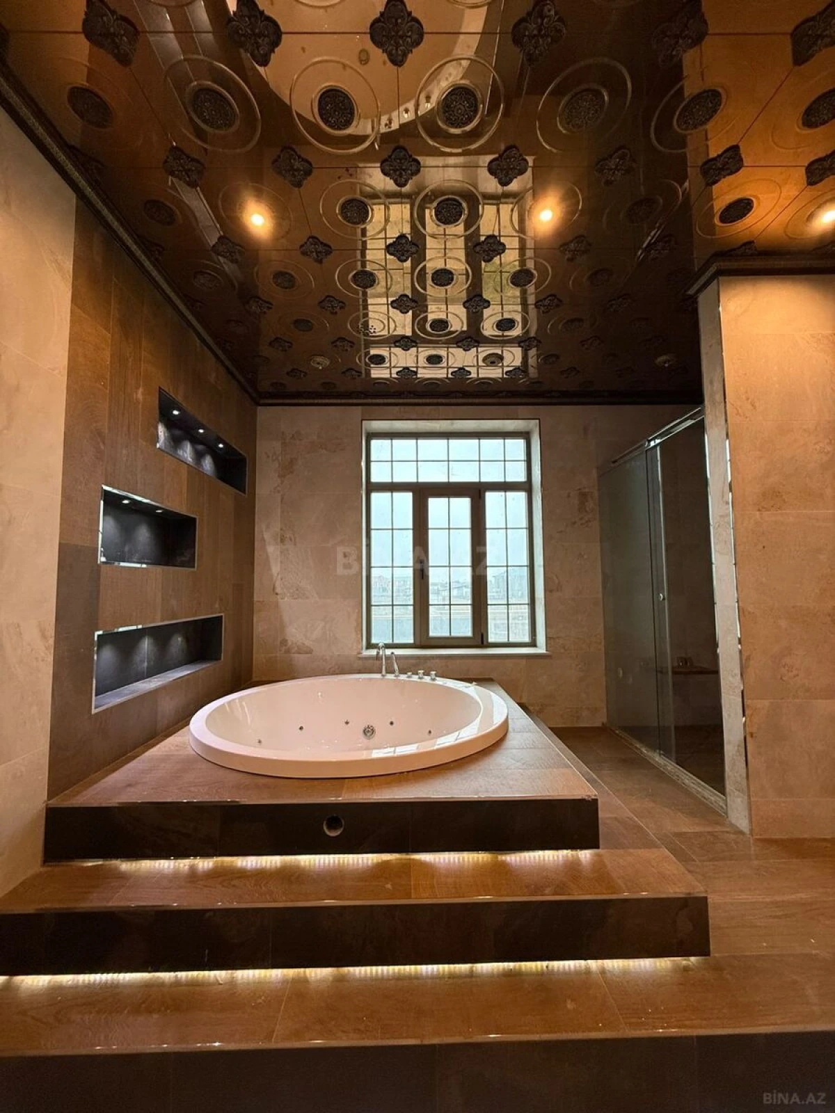 Satılır 10 otaqlı həyət evi 1000 m²