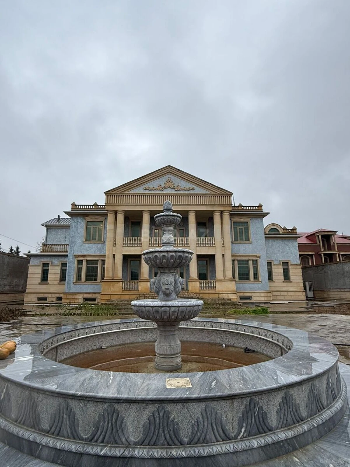 Satılır 10 otaqlı həyət evi 1000 m²