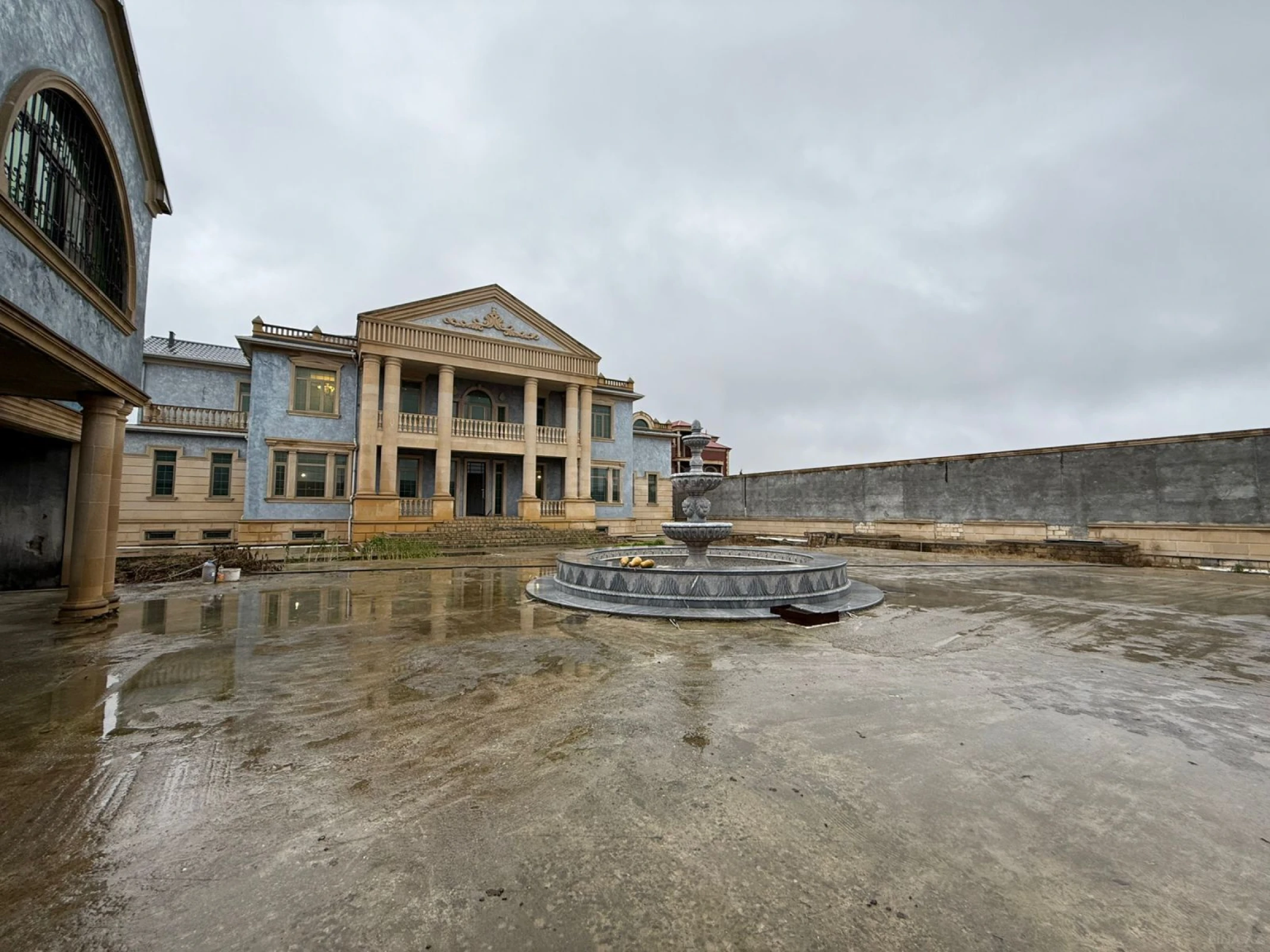 Satılır 10 otaqlı həyət evi 1000 m²