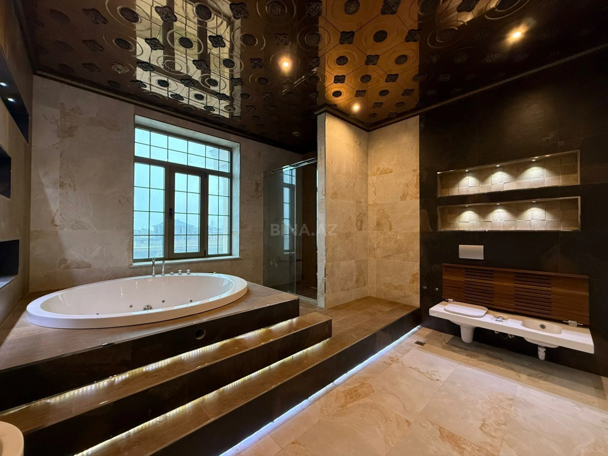 Satılır 10 otaqlı həyət evi 1000 m²