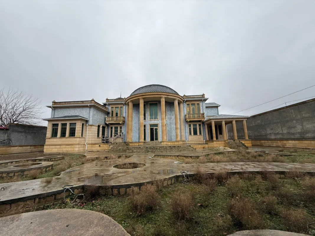 Satılır 10 otaqlı həyət evi 1000 m²