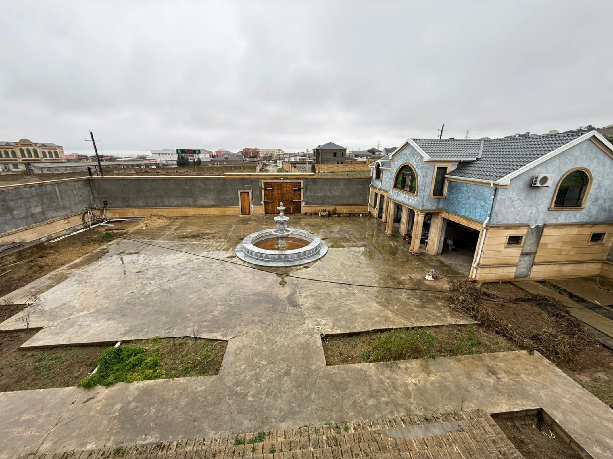 Satılır 10 otaqlı həyət evi 1000 m²