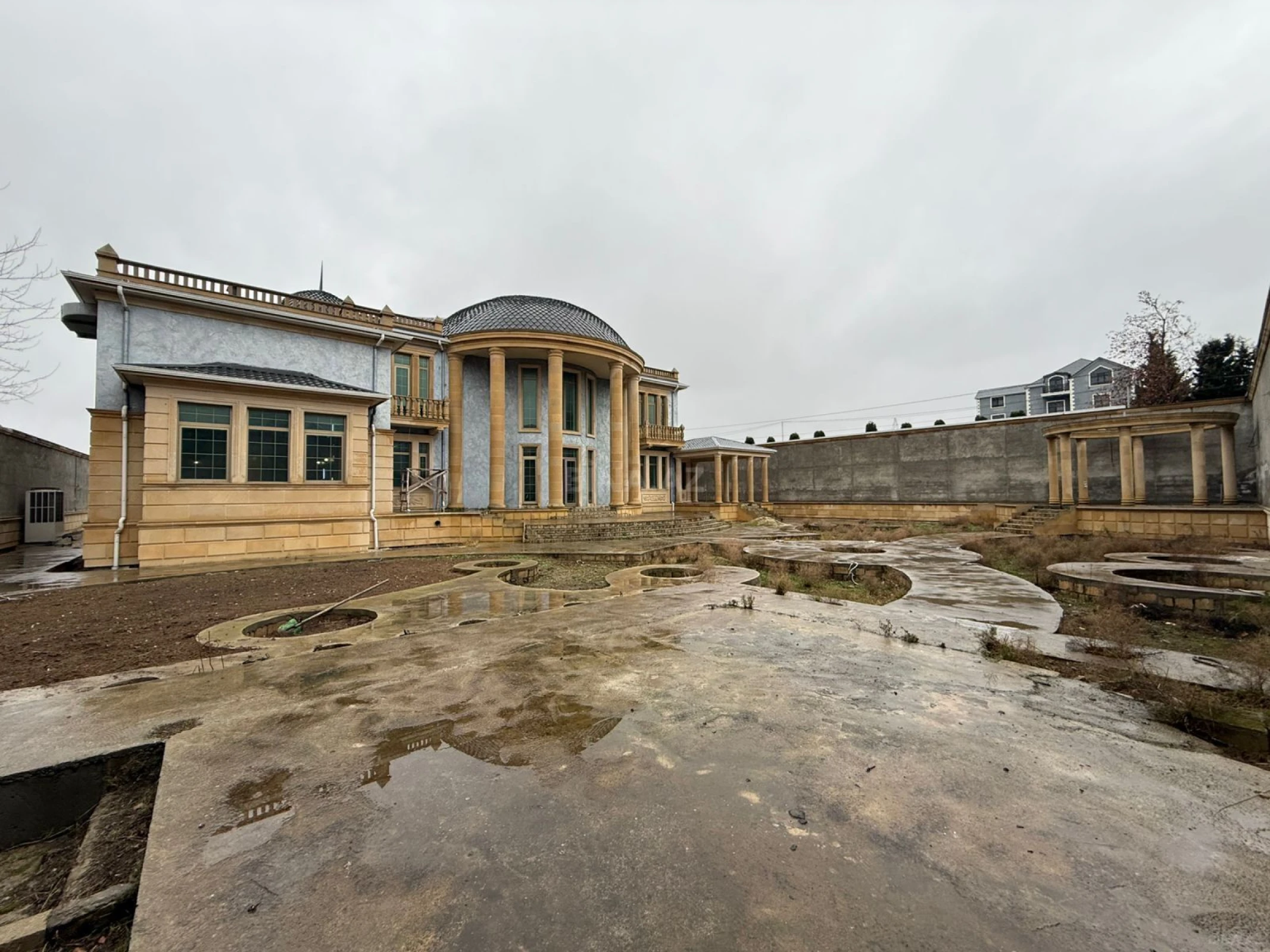 Satılır 10 otaqlı həyət evi 1000 m²