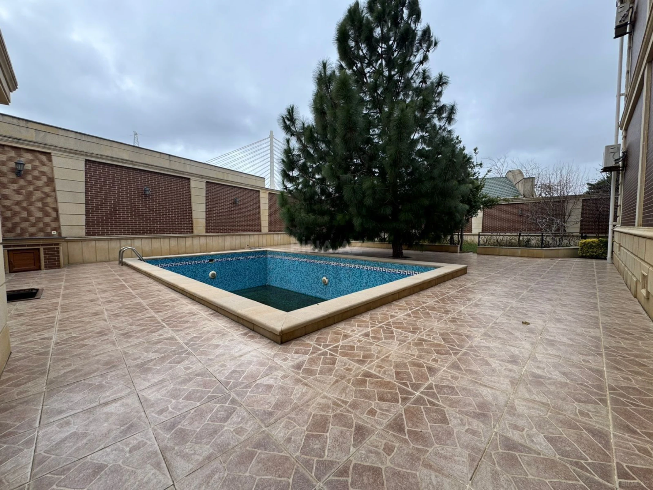 Satılır 6 otaqlı həyət evi 480 m²