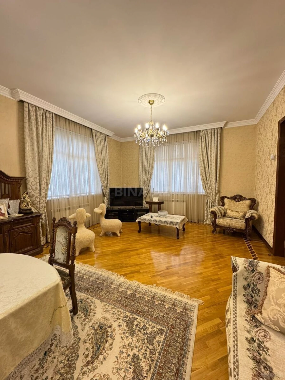 Satılır 6 otaqlı həyət evi 480 m²