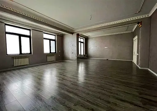 Satılır 4 otaqlı mənzil 205 m²