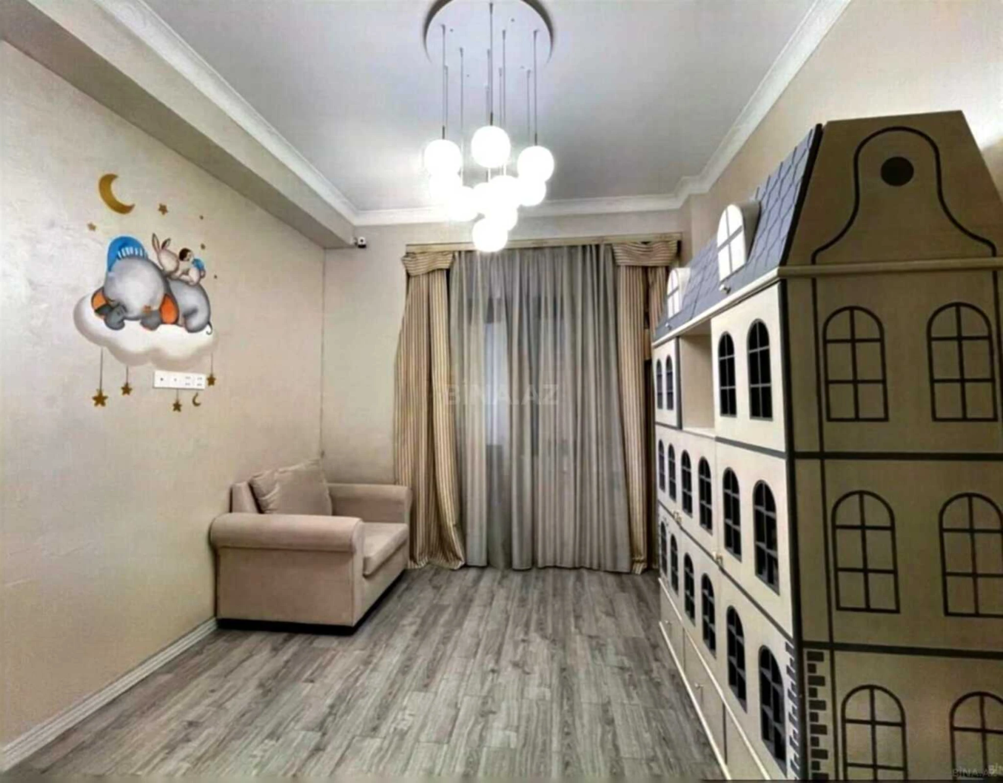 Satılır 4 otaqlı mənzil 205 m²