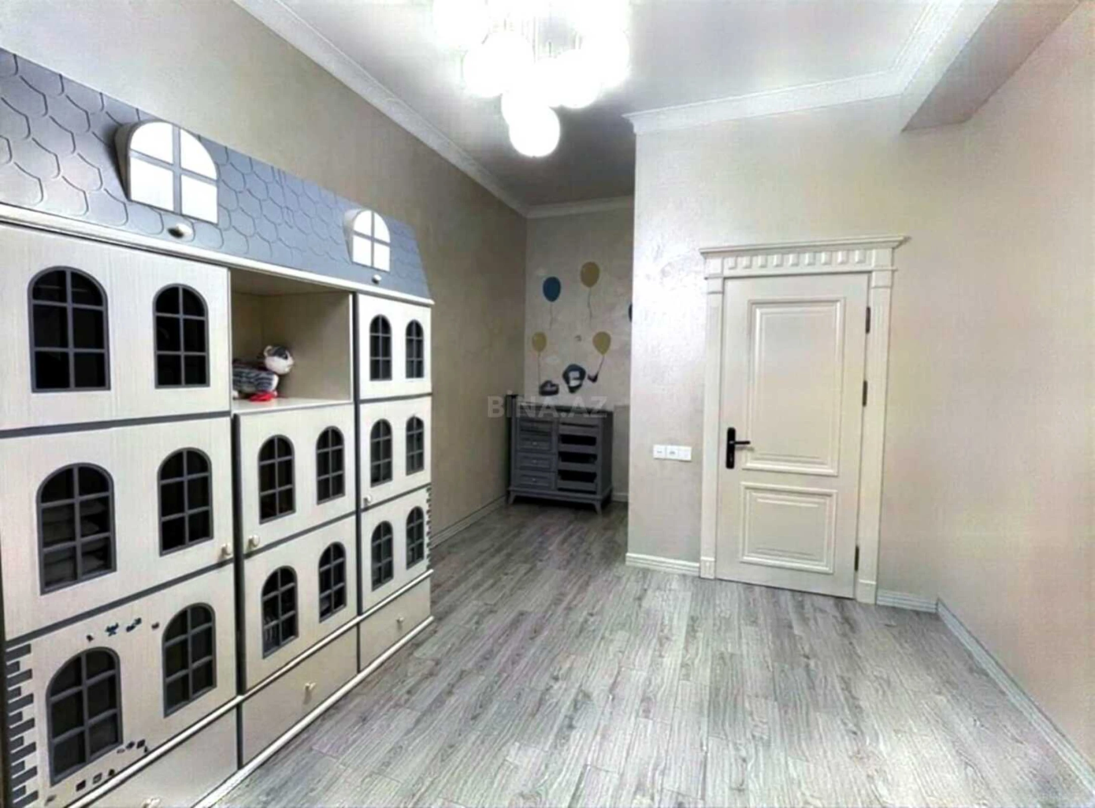 Satılır 4 otaqlı mənzil 205 m²