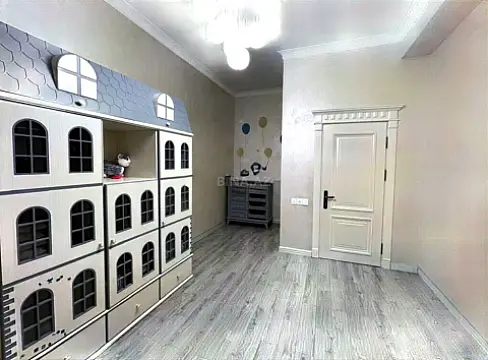 Satılır 4 otaqlı mənzil 205 m²