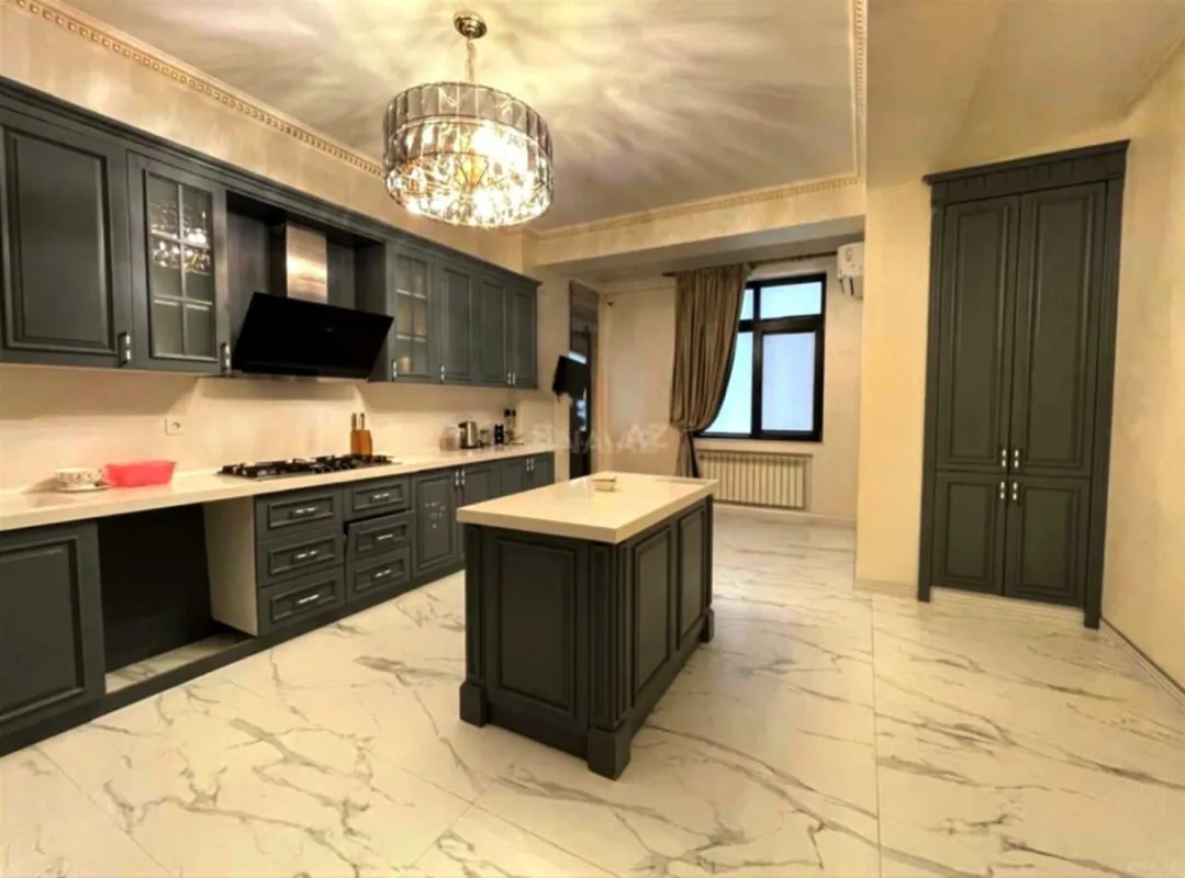 Satılır 4 otaqlı mənzil 205 m²