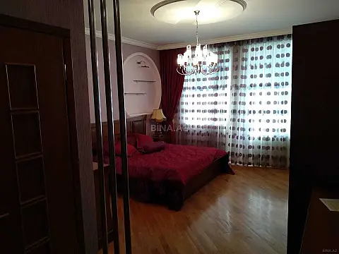 Satılır 4 otaqlı mənzil 180 m²