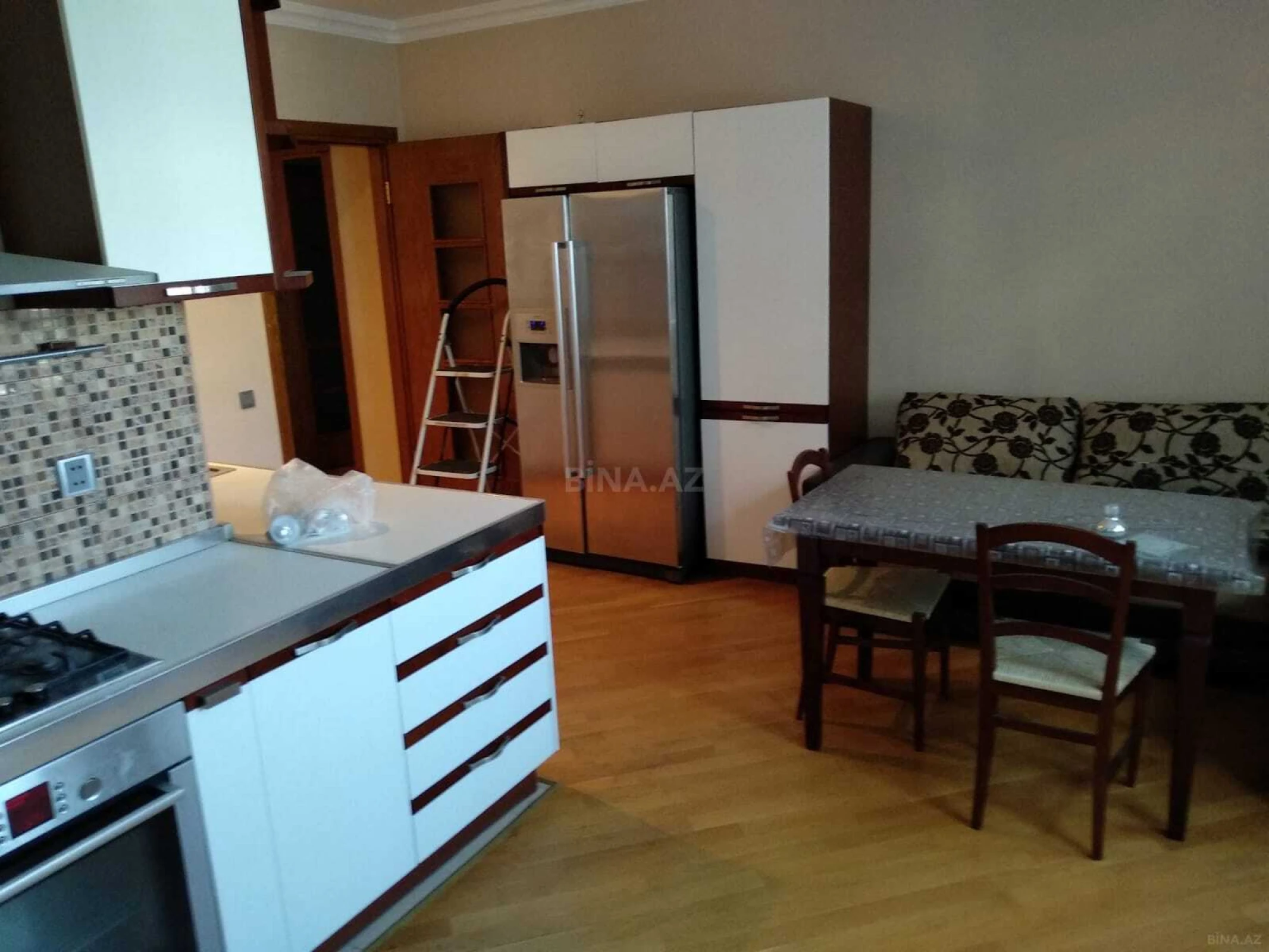 Satılır 4 otaqlı mənzil 180 m²