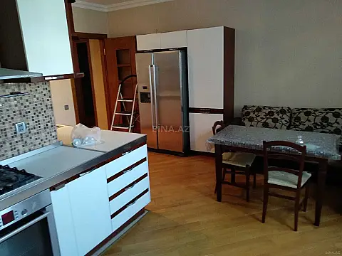 Satılır 4 otaqlı mənzil 180 m²
