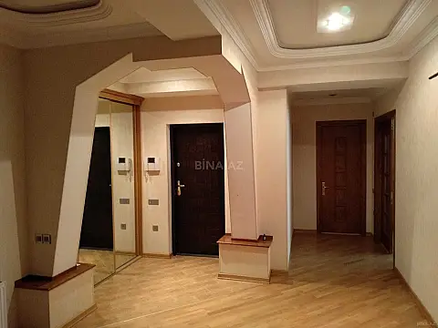 Satılır 4 otaqlı mənzil 180 m²
