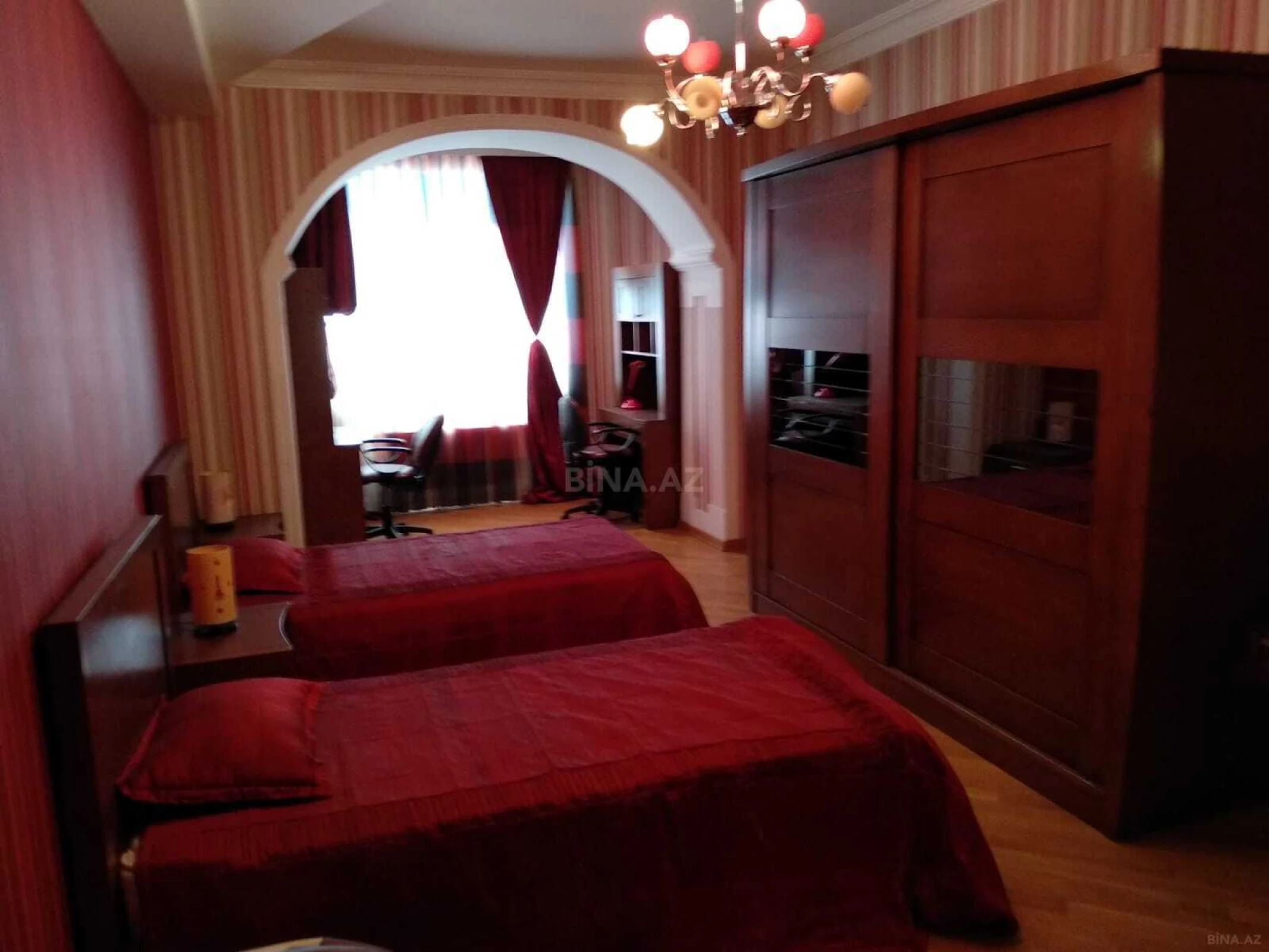 Satılır 4 otaqlı mənzil 180 m²