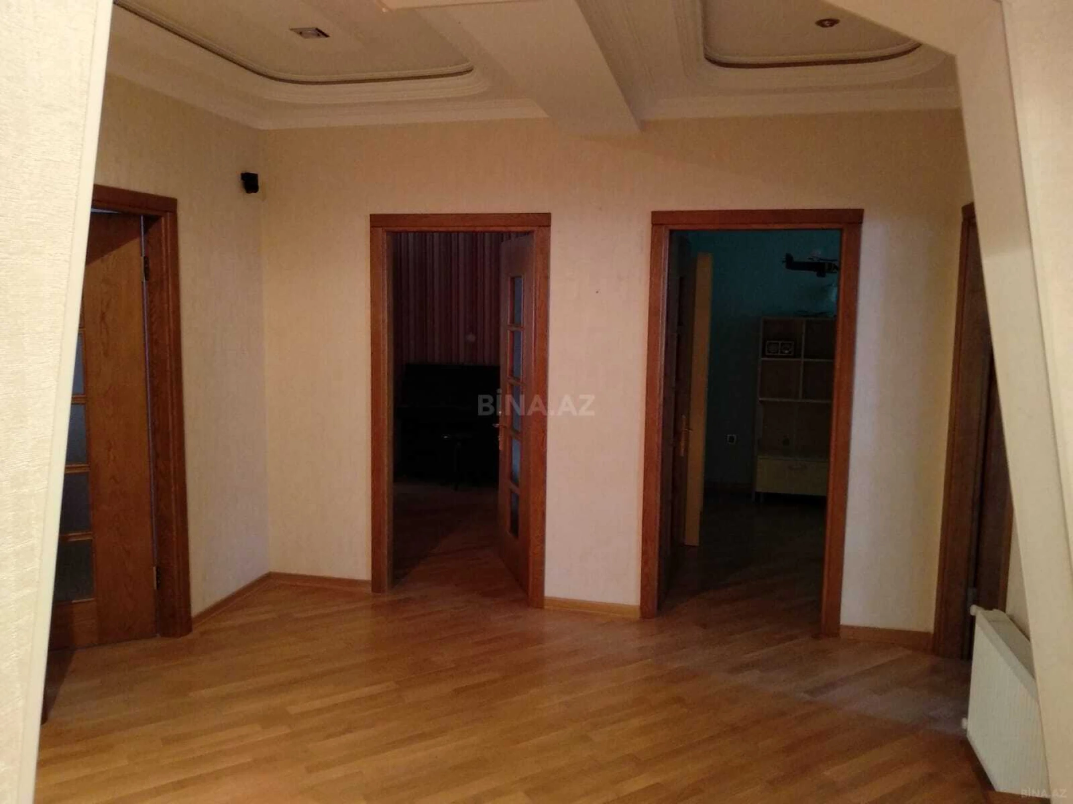 Satılır 4 otaqlı mənzil 180 m²