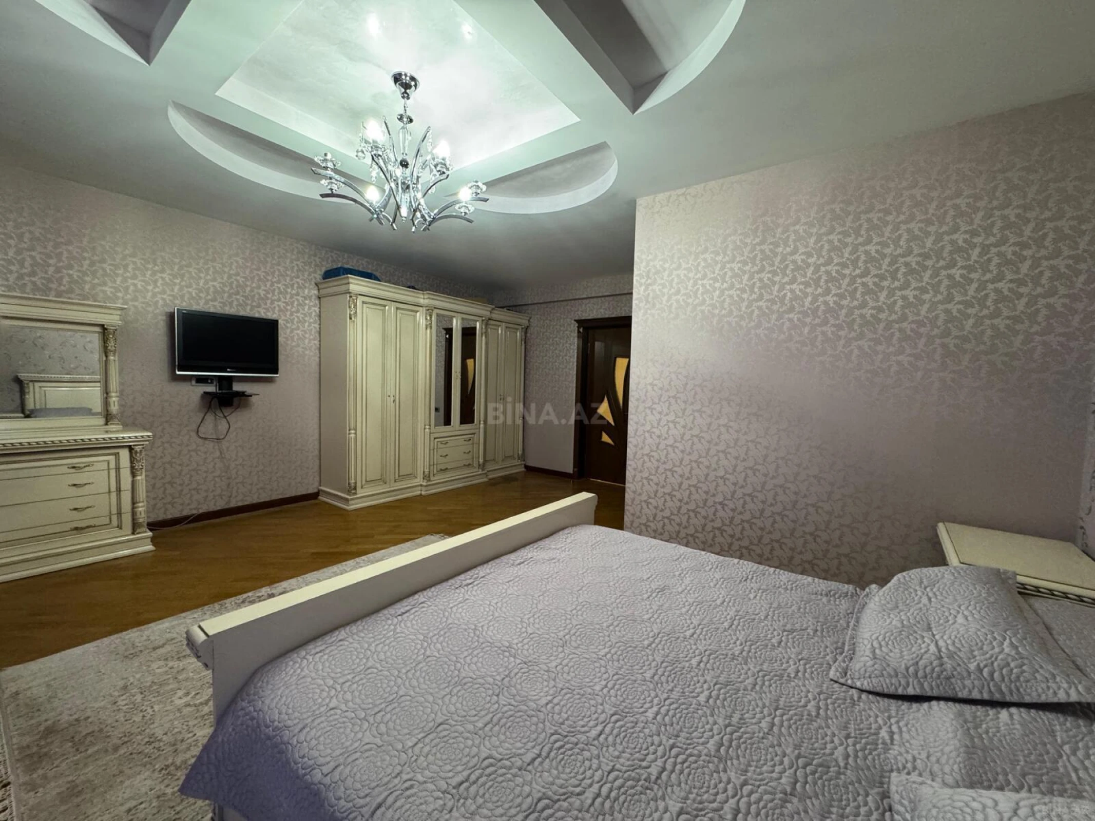 Satılır 4 otaqlı mənzil 240 m²