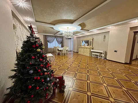 Satılır 4 otaqlı mənzil 240 m²