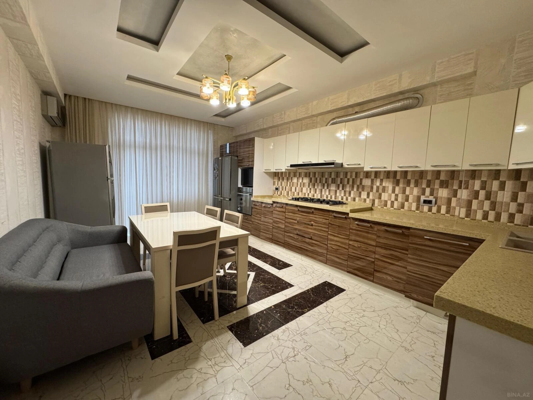 Satılır 4 otaqlı mənzil 240 m²