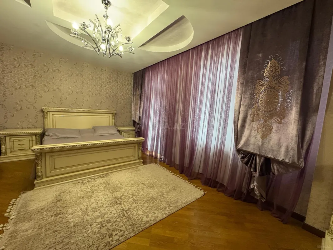 Satılır 4 otaqlı mənzil 240 m²