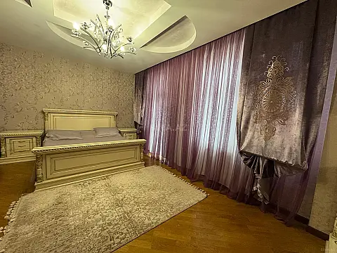 Satılır 4 otaqlı mənzil 240 m²
