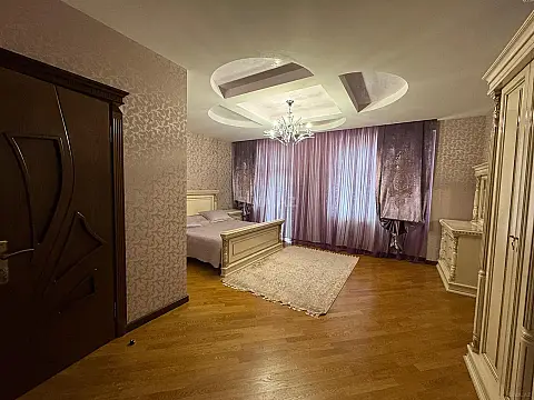 Satılır 4 otaqlı mənzil 240 m²