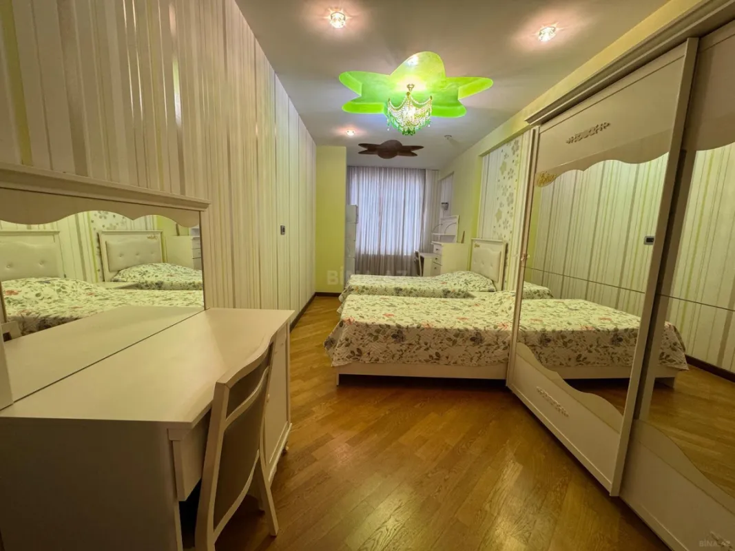 Satılır 4 otaqlı mənzil 240 m²