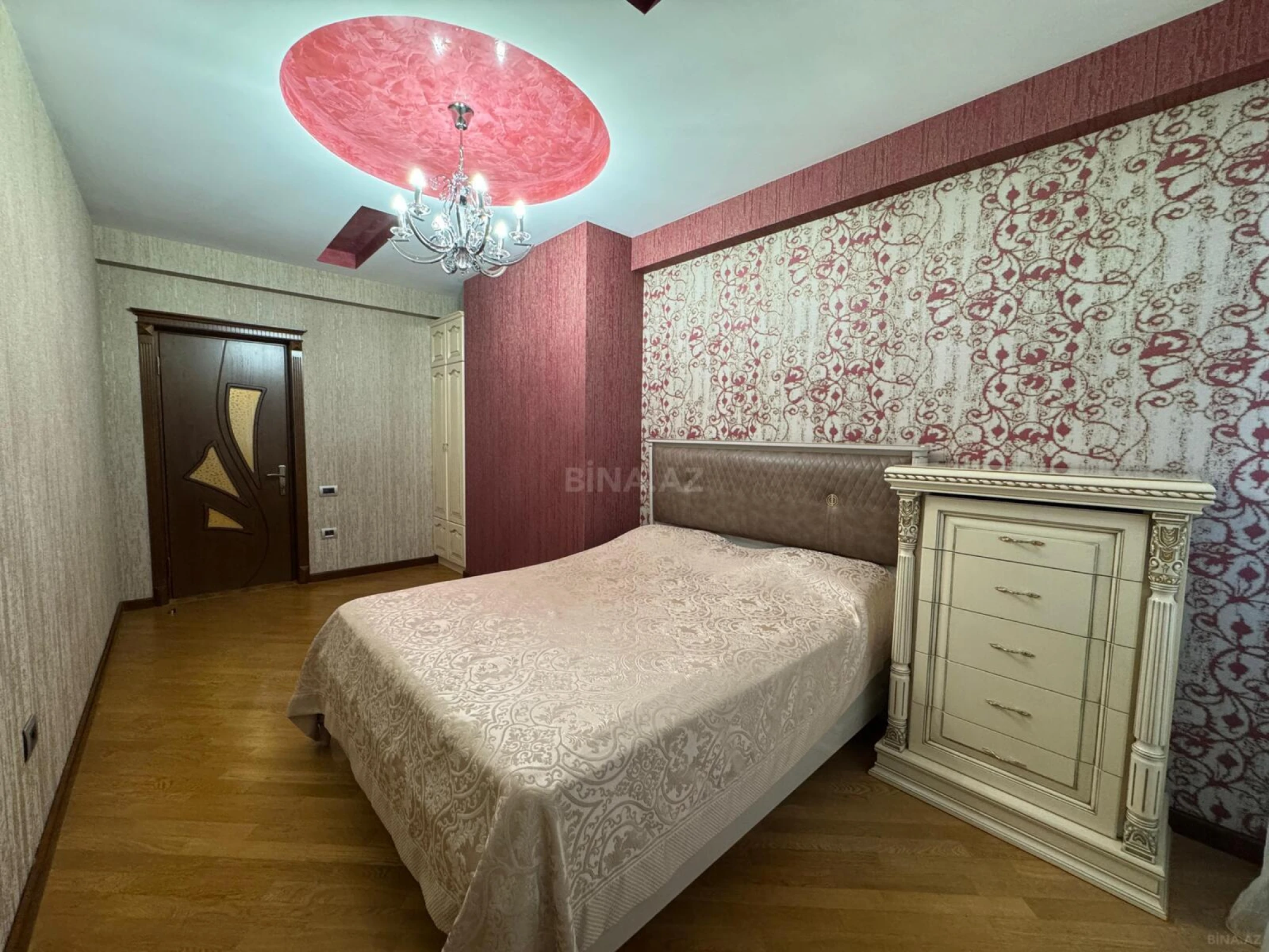 Satılır 4 otaqlı mənzil 240 m²