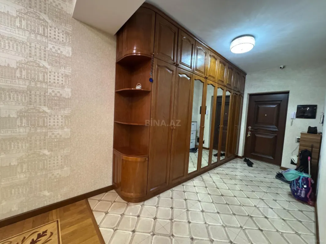 Satılır 4 otaqlı mənzil 240 m²