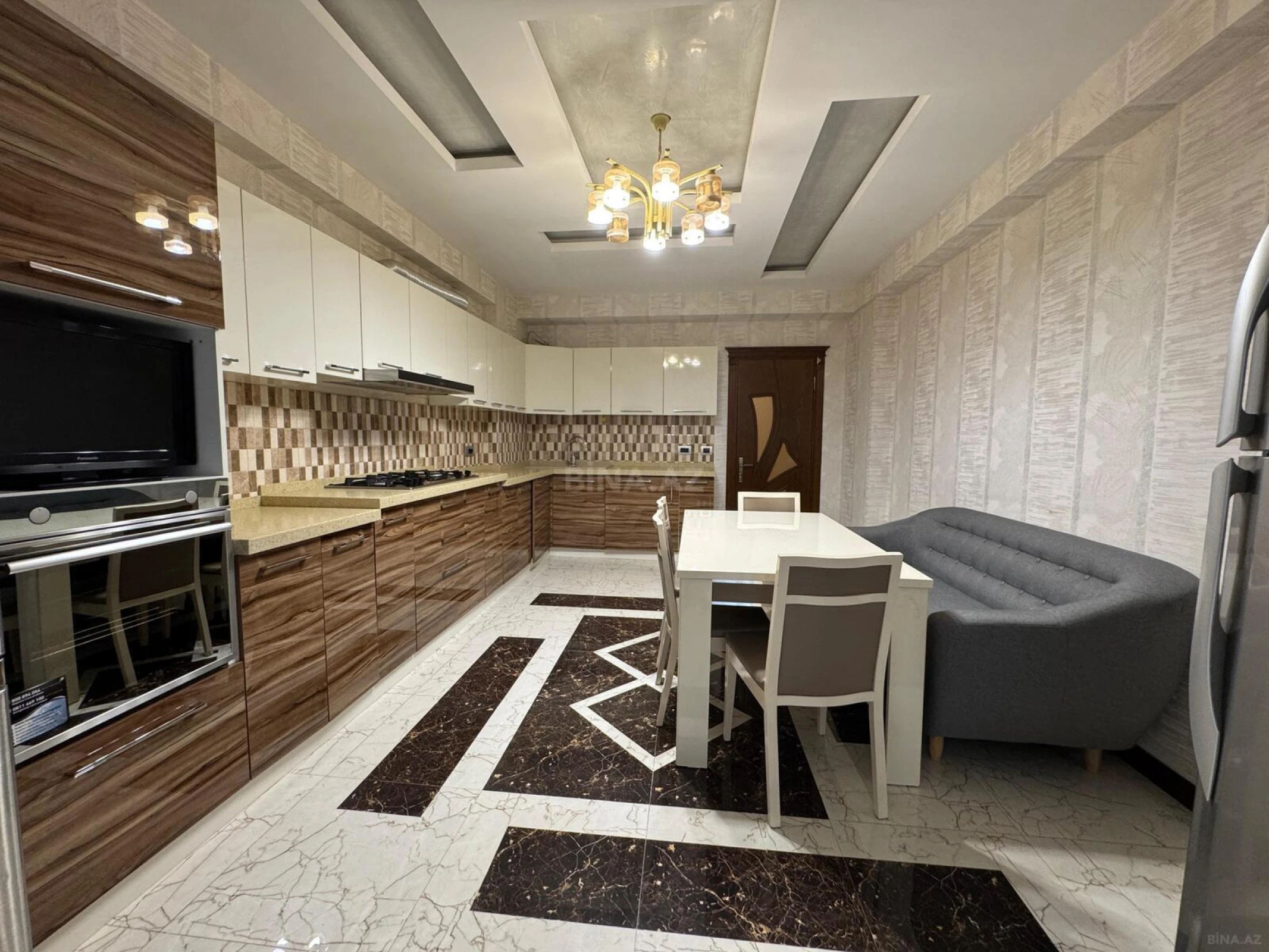 Satılır 4 otaqlı mənzil 240 m²