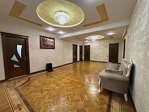 Satılır 4 otaqlı mənzil 240 m²