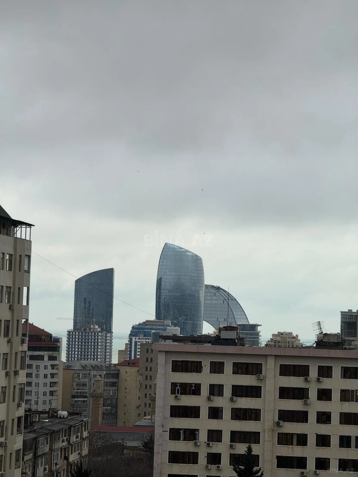 Satılır 4 otaqlı mənzil 240 m²