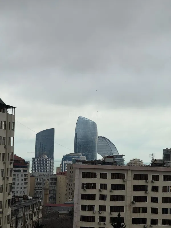 Satılır 4 otaqlı mənzil 240 m²