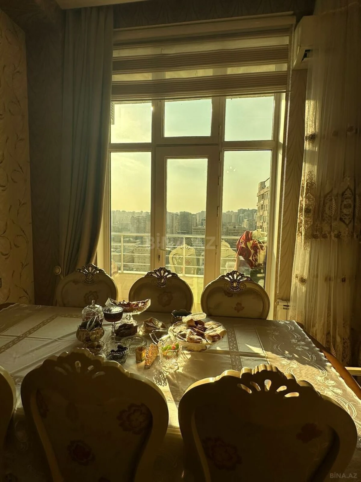 Satılır 4 otaqlı mənzil 163 m²