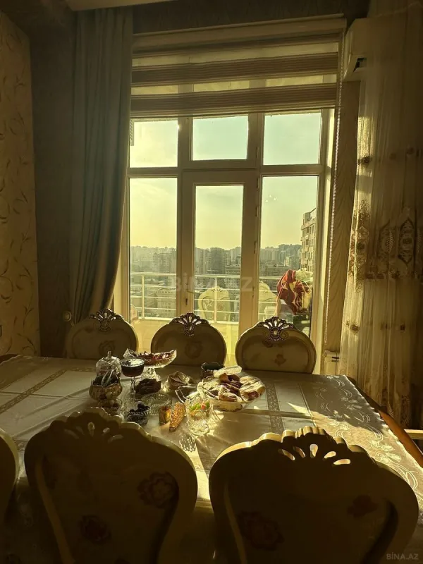 Satılır 4 otaqlı mənzil 163 m²