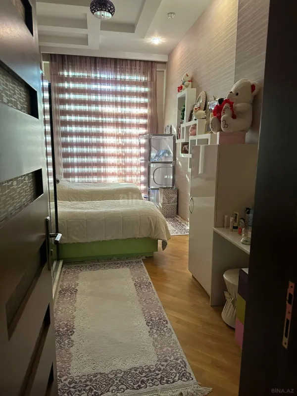Satılır 4 otaqlı mənzil 163 m²