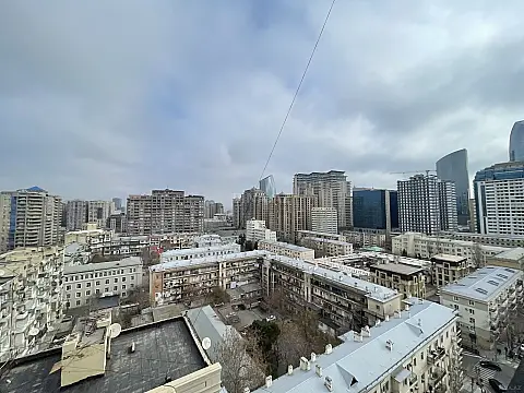 Satılır 3 otaqlı mənzil 210 m²