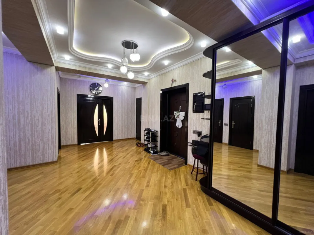 Satılır 3 otaqlı mənzil 148 m²