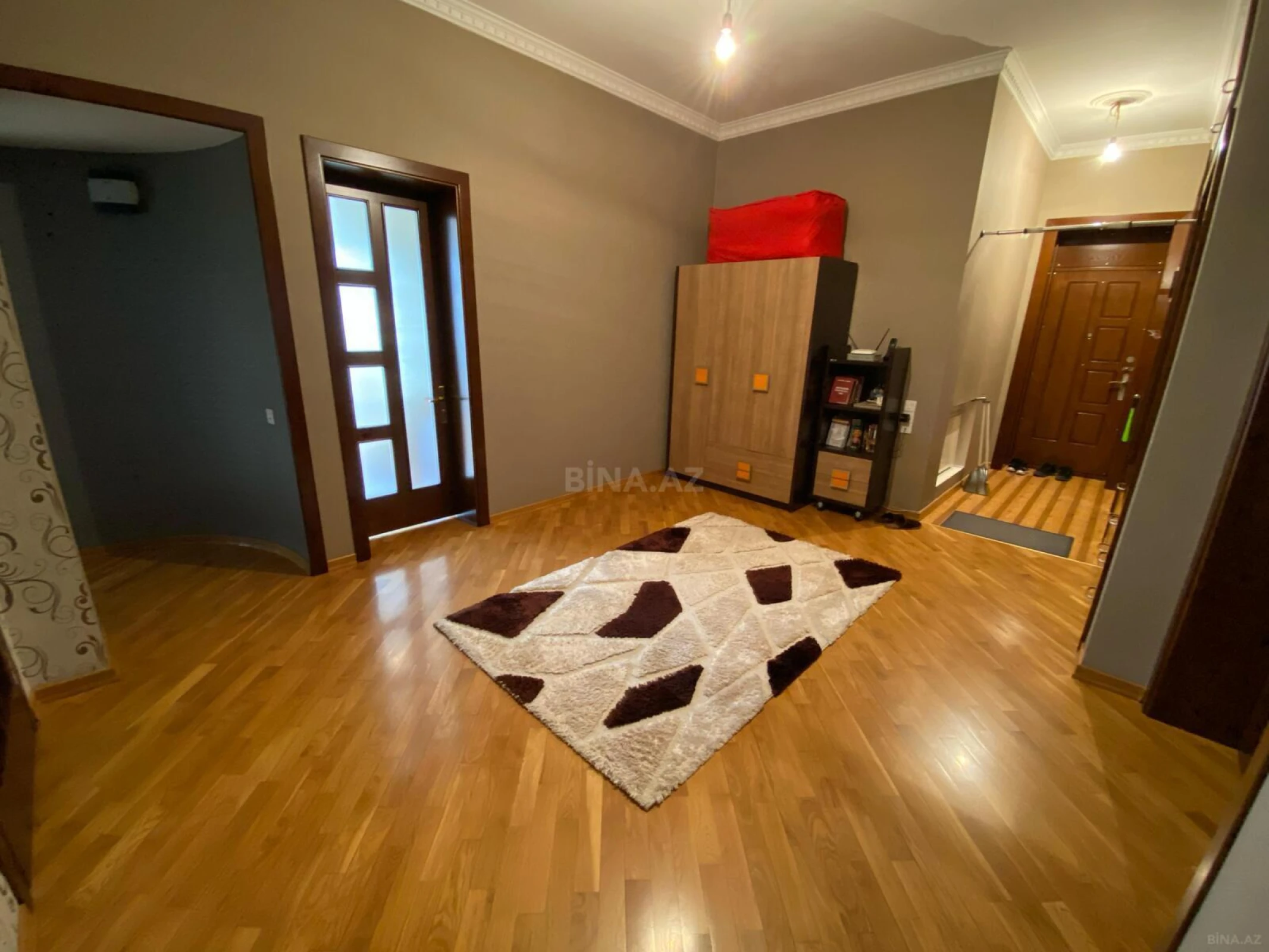 Satılır 3 otaqlı mənzil 135 m²