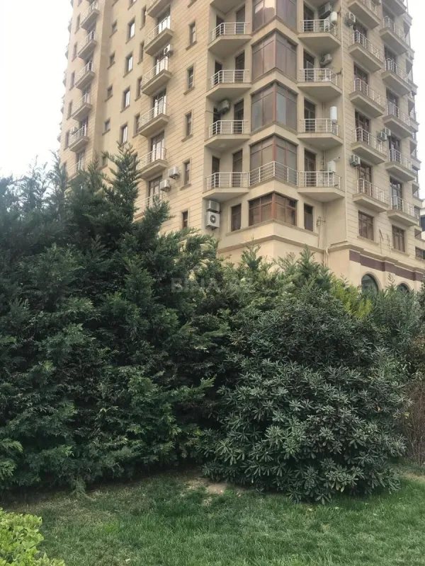 Satılır 4 otaqlı mənzil 210 m²