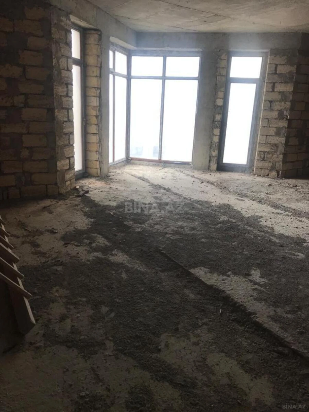 Satılır 4 otaqlı mənzil 210 m²