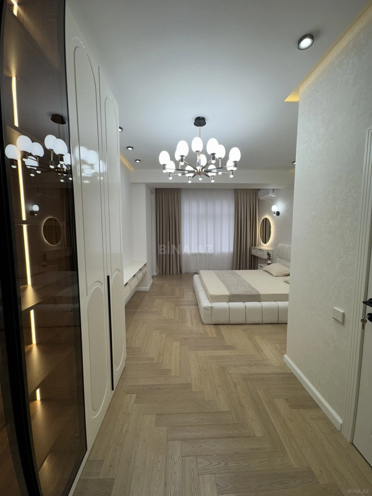 Satılır 3 otaqlı mənzil 135 m²
