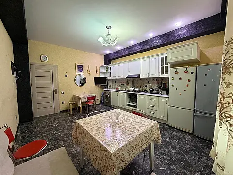 Kirayə verilir 2 otaqlı mənzil 90 m²