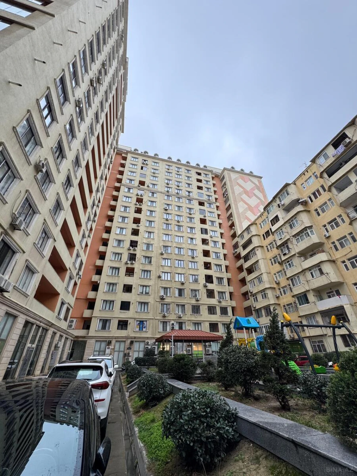 Satılır 3 otaqlı mənzil 134 m²
