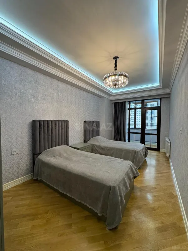 Satılır 3 otaqlı mənzil 134 m²
