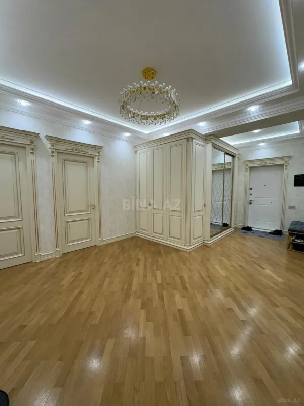 Satılır 3 otaqlı mənzil 134 m²