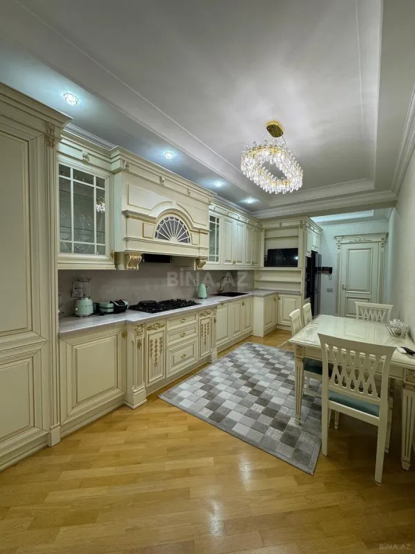 Satılır 3 otaqlı mənzil 134 m²